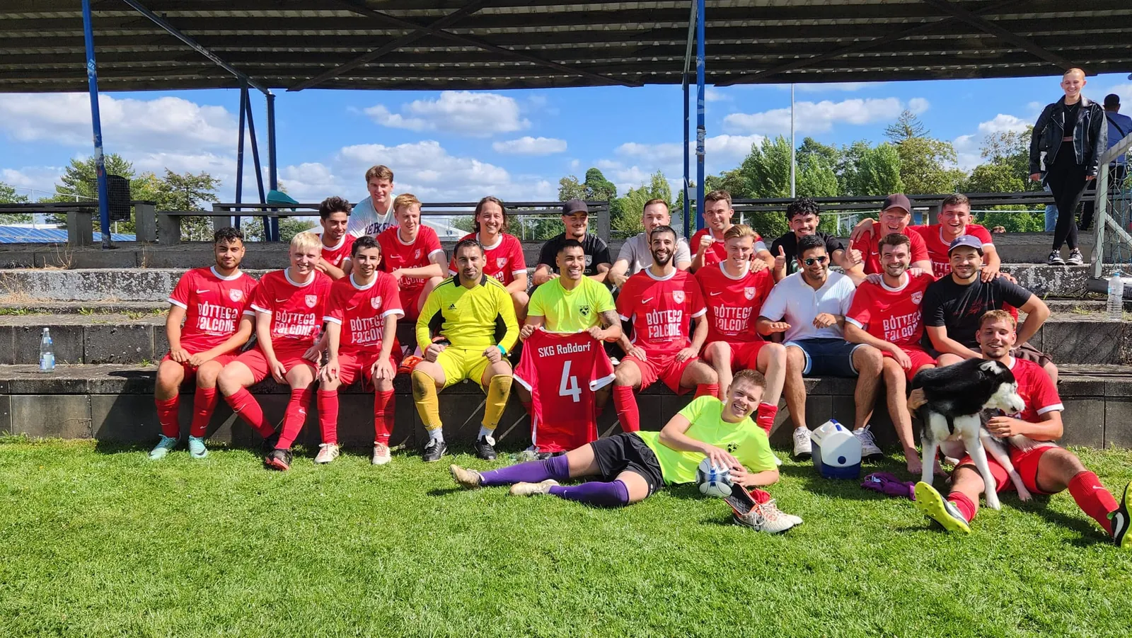 Die zweite Fußballmannschaft der SKG Roßdorf beim Mannschaftsfoto